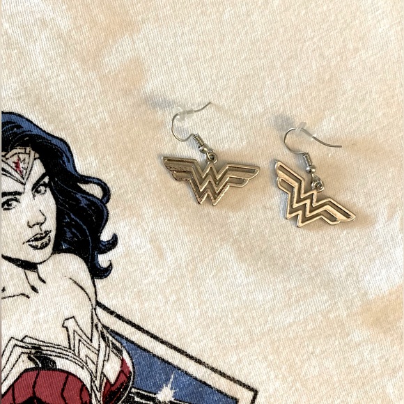 Set - 1984 Wonder Woman-Cheeta LG t-shirt and WW earrings. - Picture 2 of 4